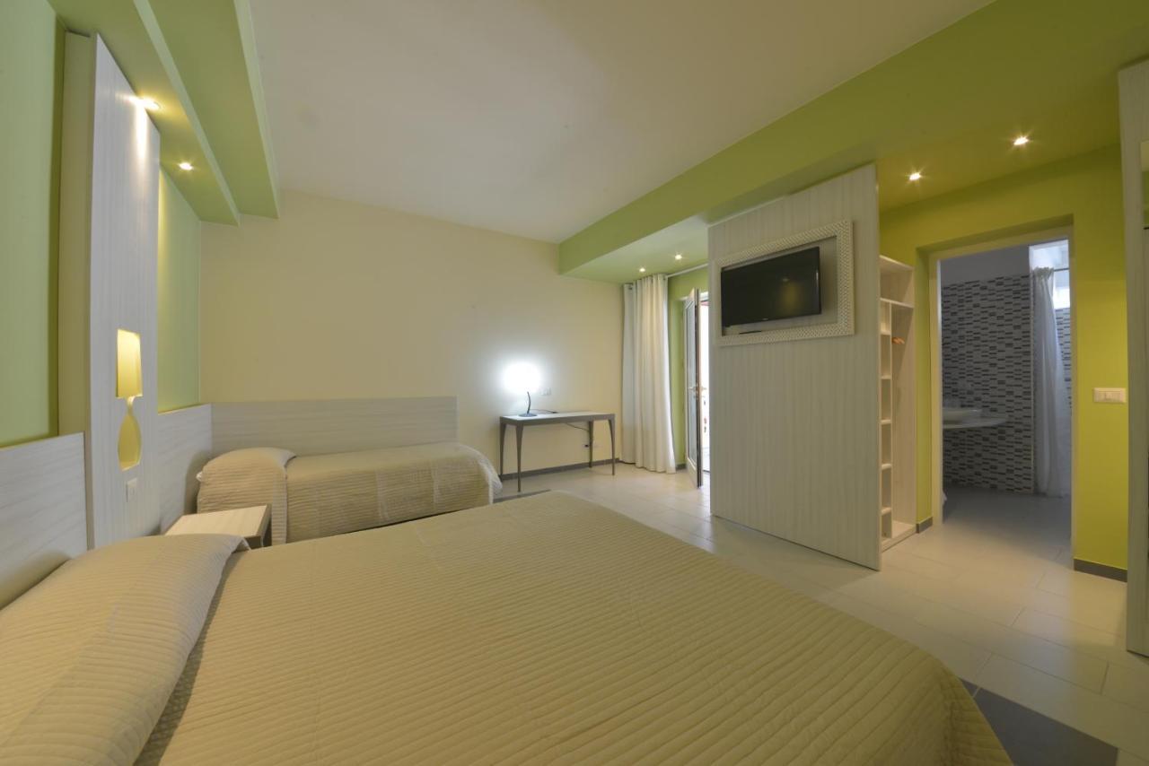 Hotel D'Amato Пешичи Екстериор снимка